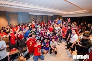 大饱眼福！比利亚和范志毅相见进行足球互动 为球迷们签名合影