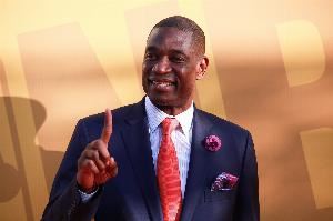 经典动作摇手指👆️祝已故NBA名宿穆托姆博生日快乐！🎂